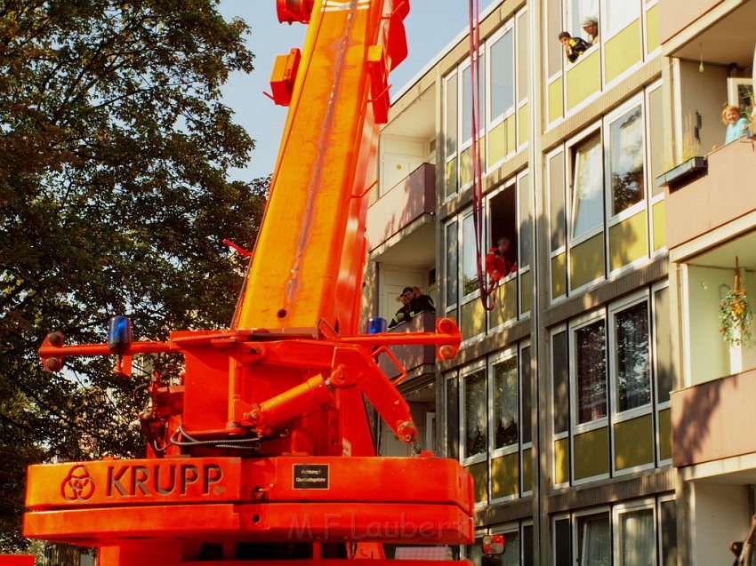 Einsatz BF Koeln Hoehenretter Koeln Stammheim Georg Beyerstr P057.JPG